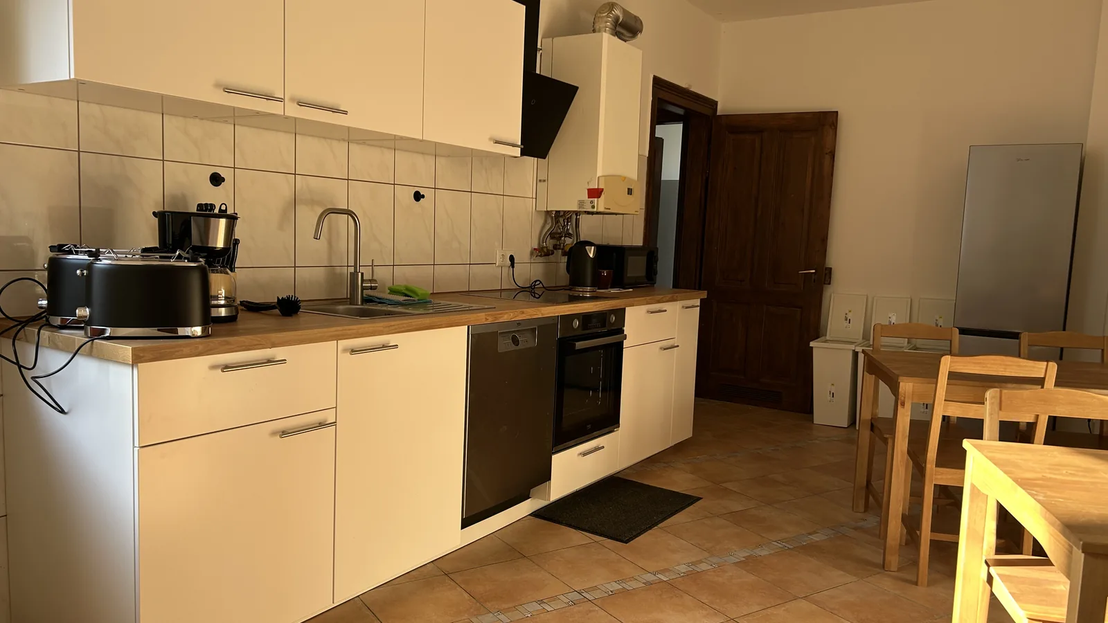 Gemeinsam genutzte Küche in einer Monteurwohnung