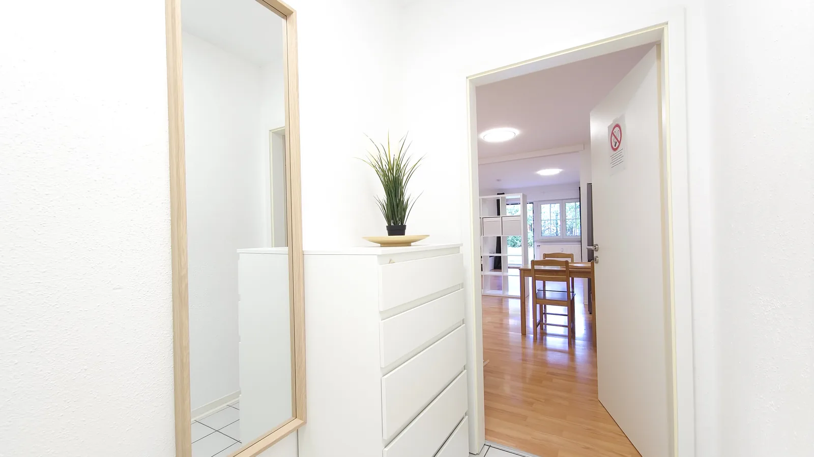 Flur einer Monteurwohnung mit Kommode und Spiegel