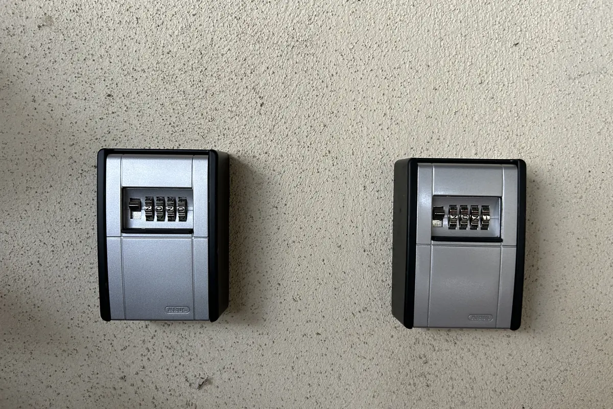 Zwei Schlüsseltresore an der Hauswand