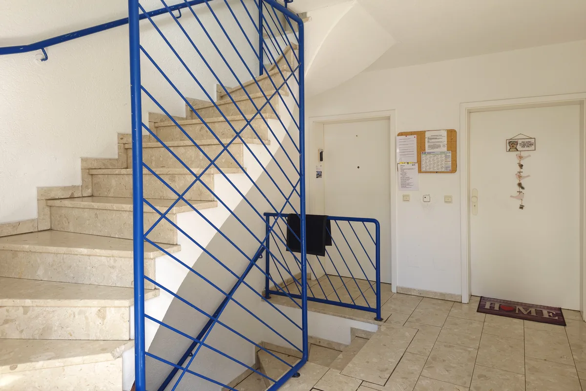 Treppenhaus eines Mehrfamilienhauses mit Monteurwohnungen