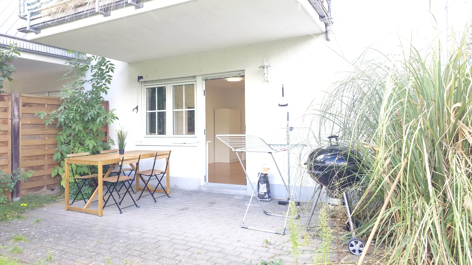 Wohnhaus mit Terrasse und Garten im Wohngebiet