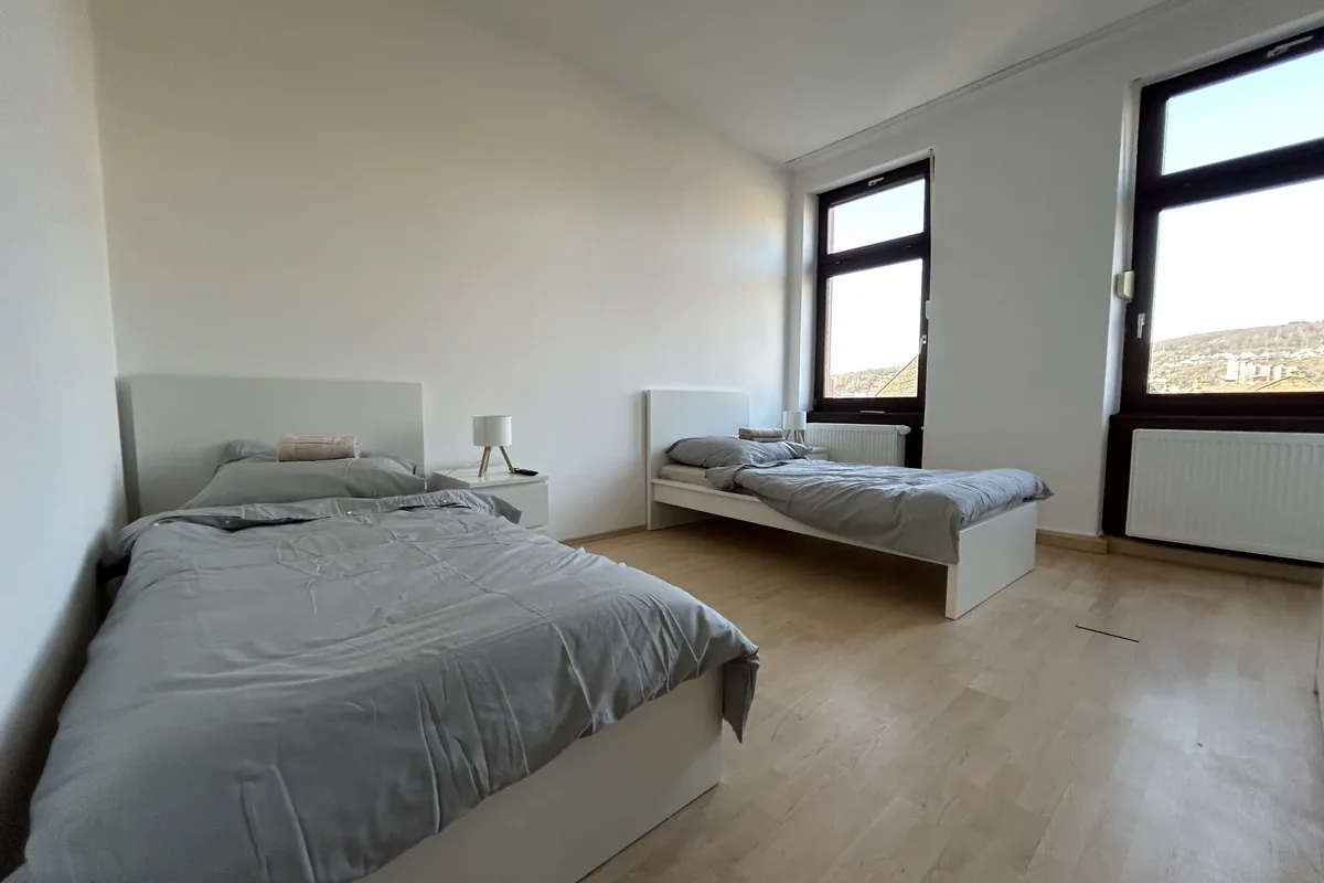Zimmer mit zwei Einzelbetten für ein Monteurteam