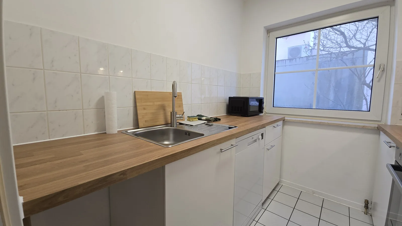 Helle Küche einer Monteurwohnung