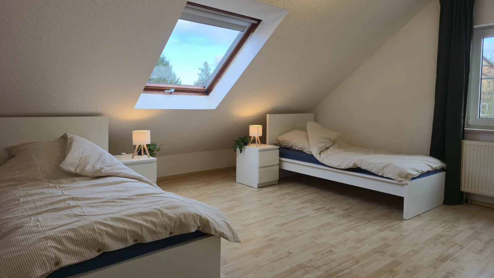 Dachgeschosszimmer mit zwei Einzelbetten