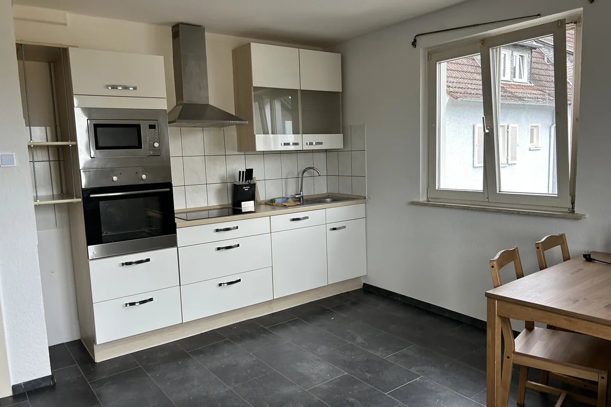 Küchenzeile mit Essplatz in einer Monteurwohnung