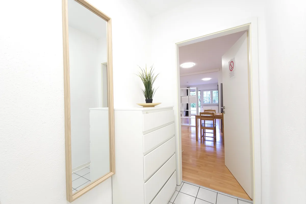 Flur einer Monteurwohnung mit Kommode und Spiegel