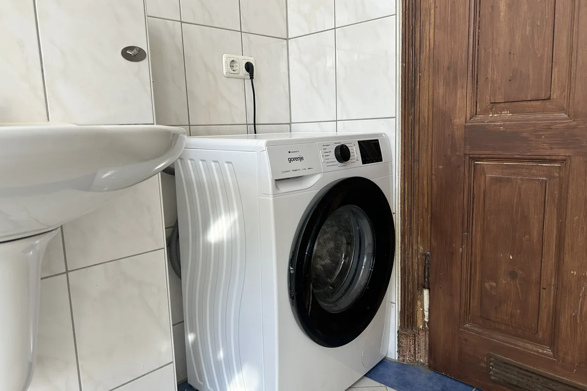 Waschmaschine im Bad einer Monteurwohnung