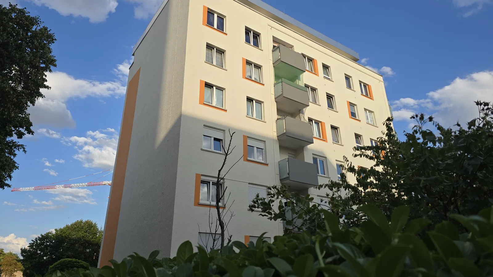 Mehrfamilienhaus in einer Wohnsiedlung